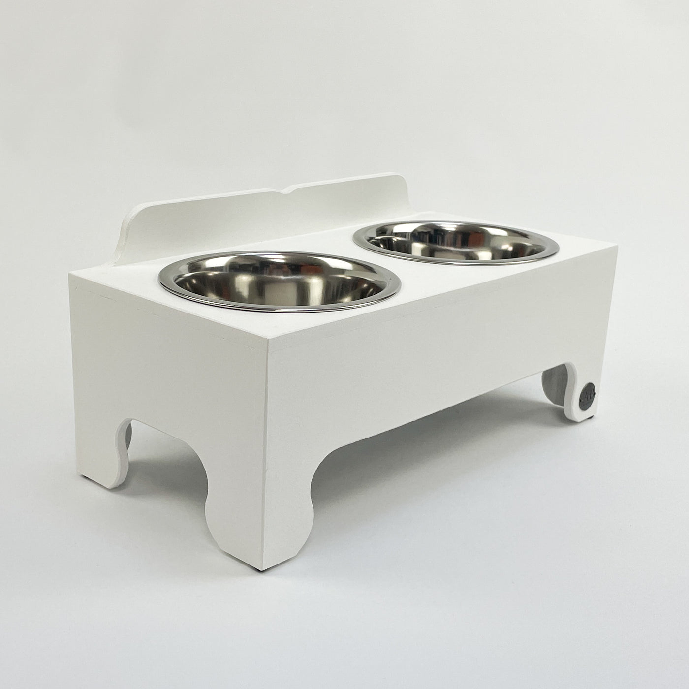 Raised pet feeder in size medium, white.