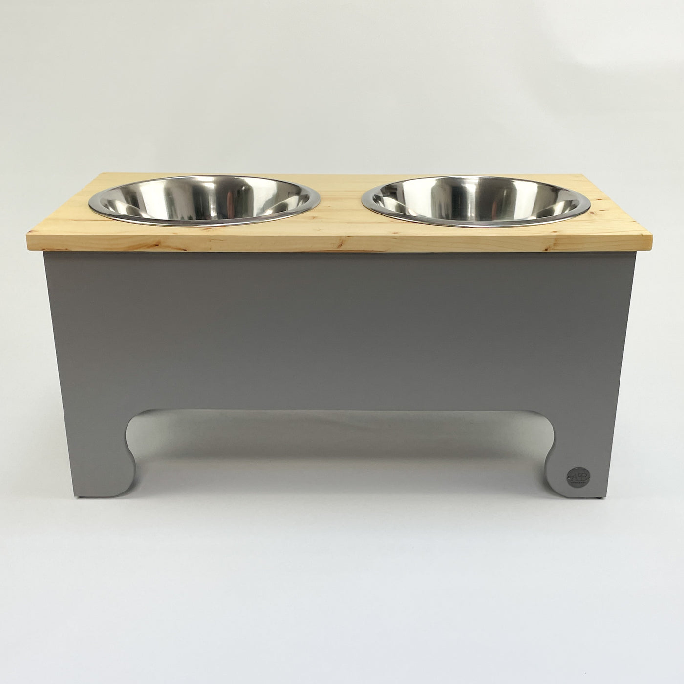 Raised pet feeder, natural pine top, in size extra large, colour grey.