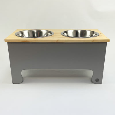 Raised pet feeder, natural pine top, in size extra large, colour grey.