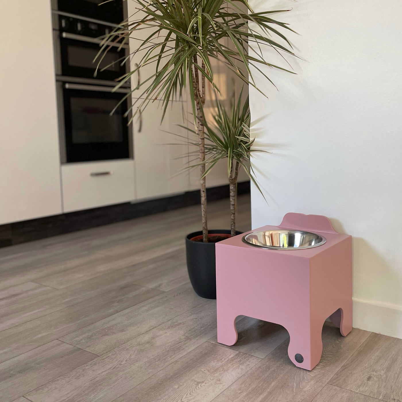 Single-dish design raised dog feeding stand in blush pink.