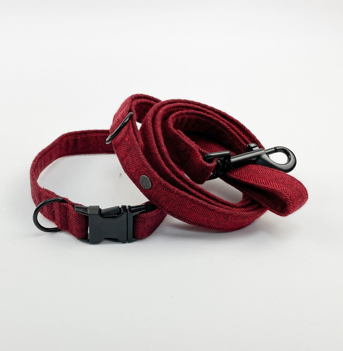 cranberry herringbone collar and lead with black buckle