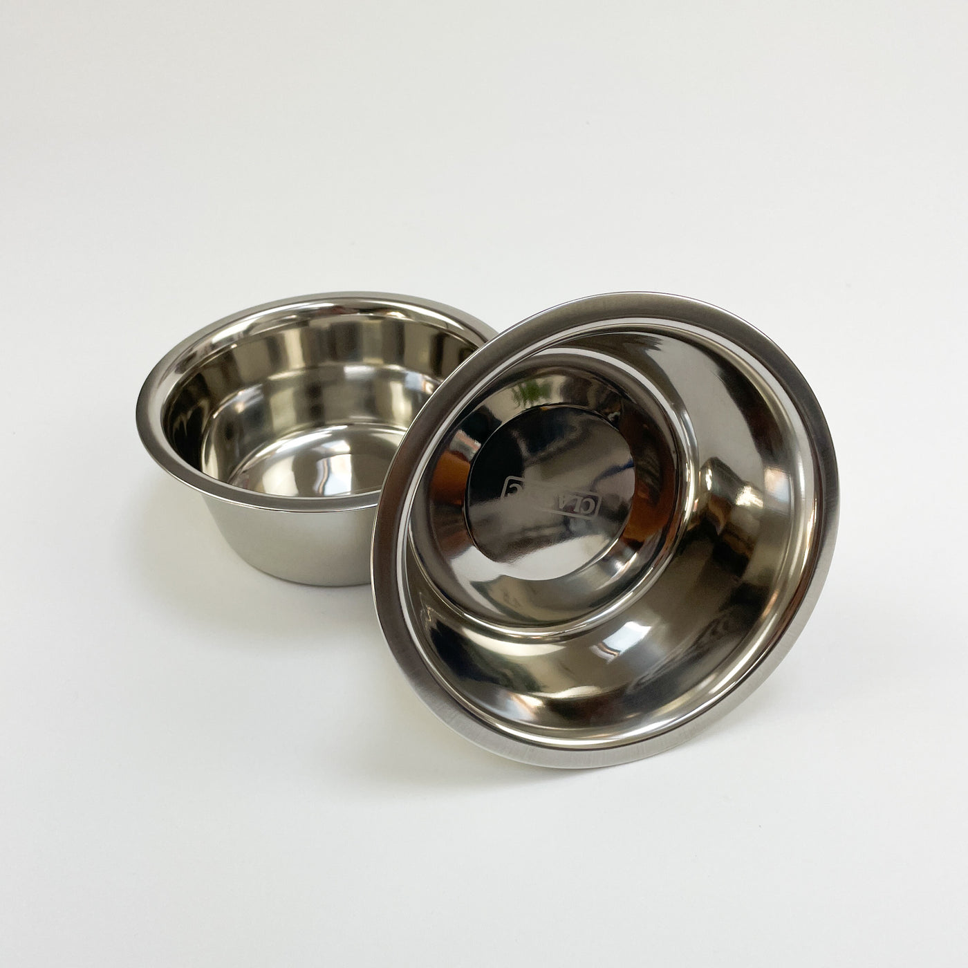 Medium sized stainless steels bowls to fit Albie's raised pet feeding stations.