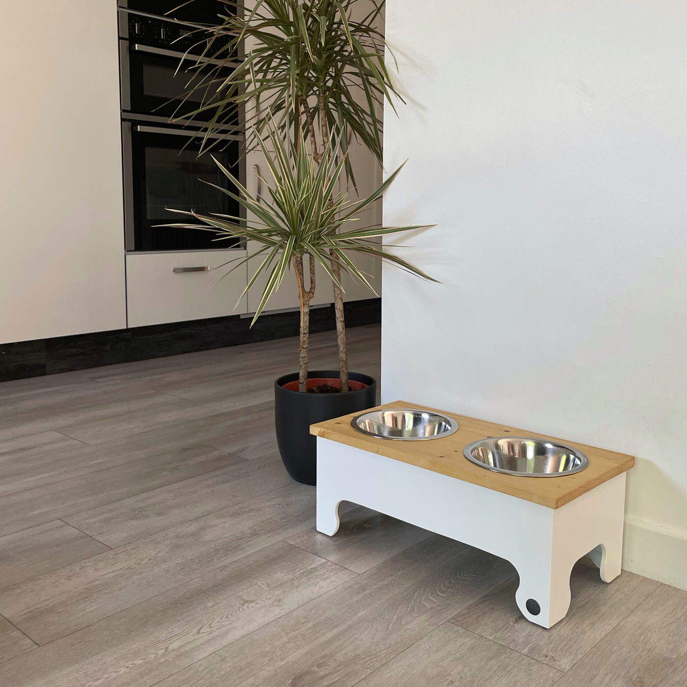 Raised feeder with natural pine top in colour white.