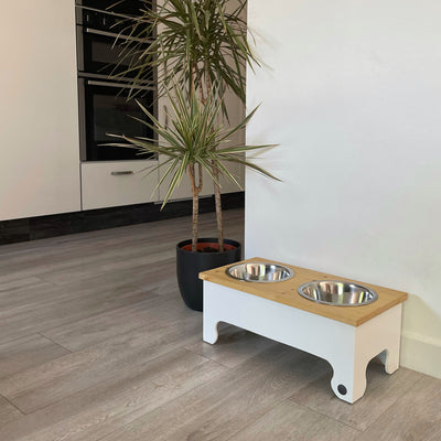 Raised feeder with natural pine top in colour white.