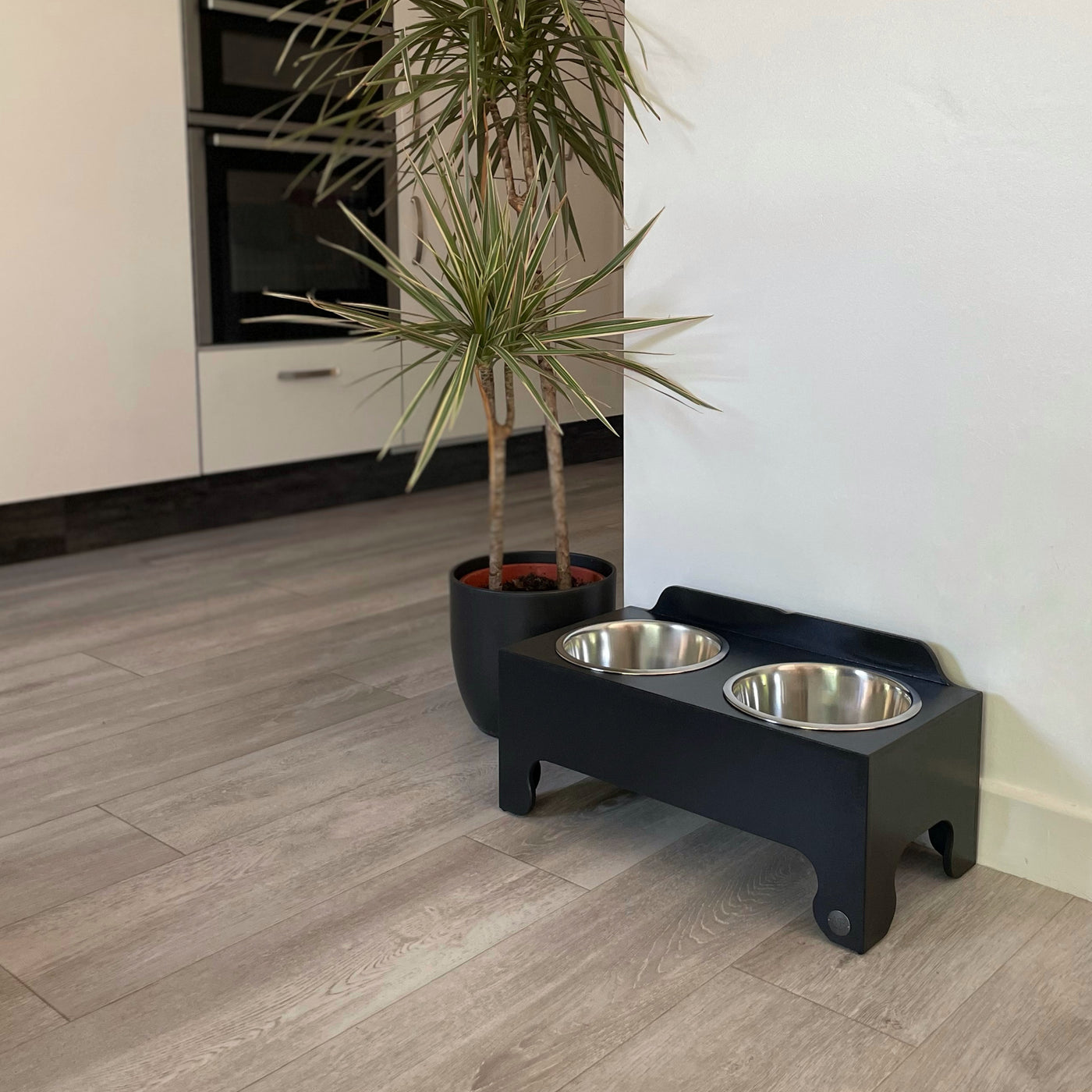Large double-dish, raised dog feeding stand
