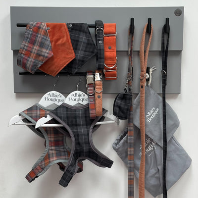Double hanger lead station in grey with accessories.
